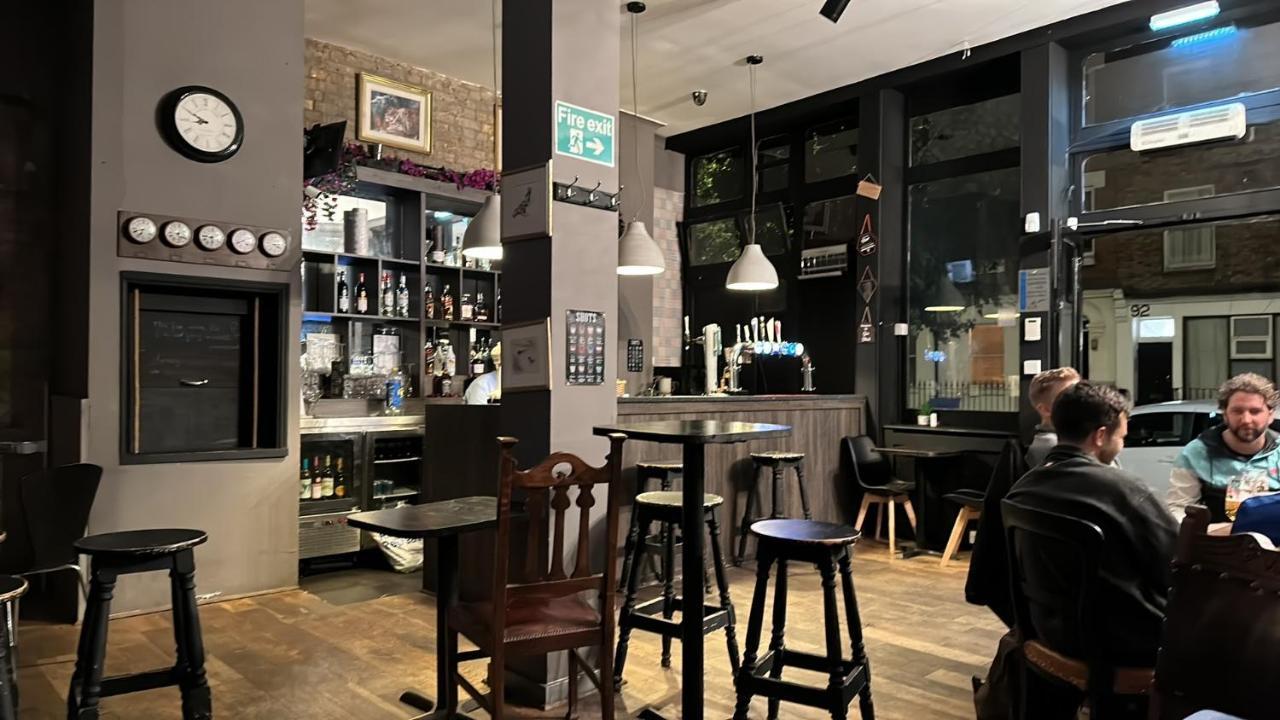 Bell House Hostel Лондон Экстерьер фото