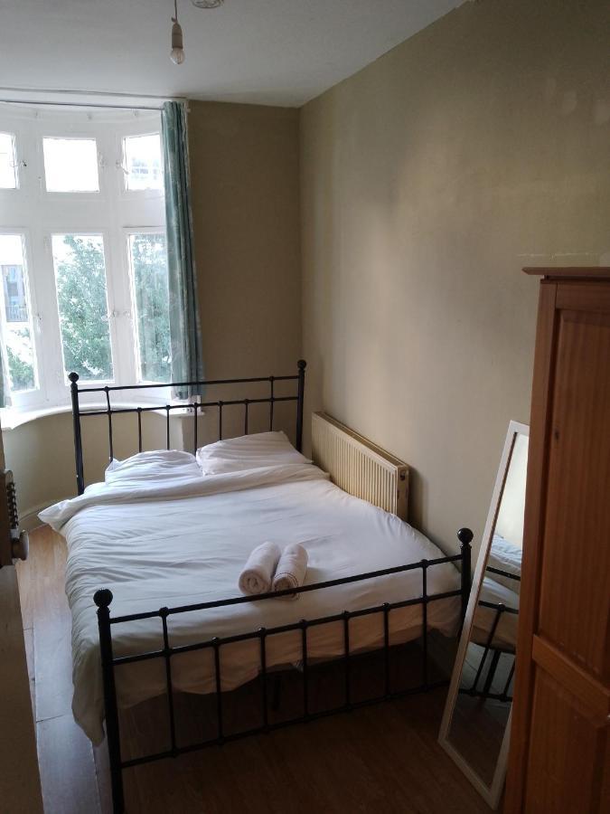 Bell House Hostel Лондон Экстерьер фото