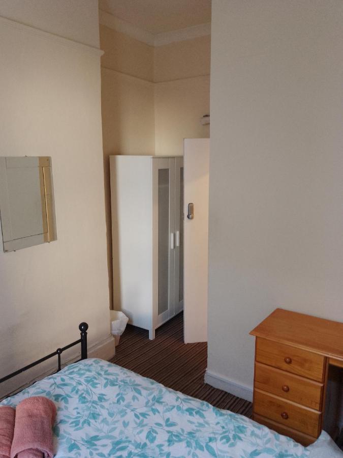 Bell House Hostel Лондон Экстерьер фото